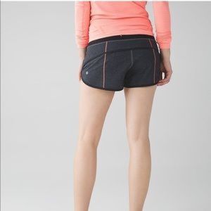 Lululemon Speedup Short 2.5” in Heathered black and flame